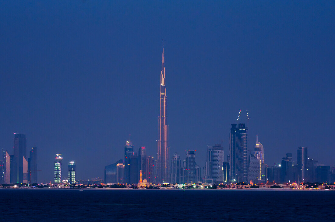 Vereinigte Arabische Emirate, Blick auf die Skyline der Stadt in der Abenddämmerung; Dubai