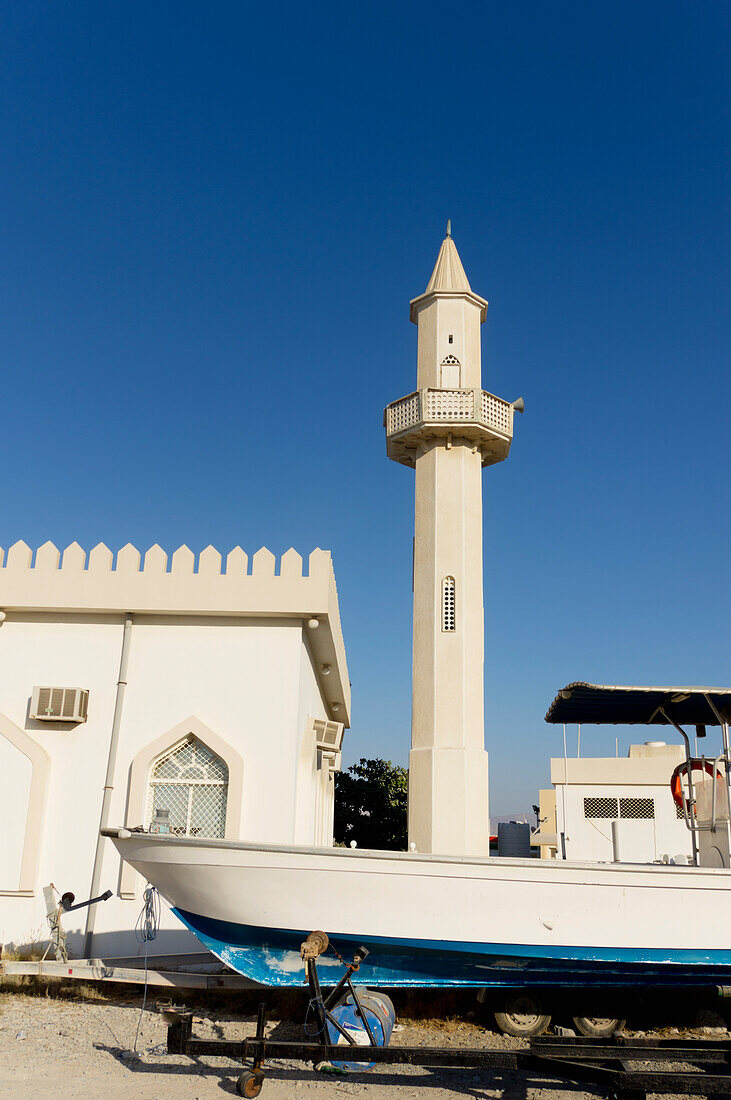 Vereinigte Arabische Emirate, Boot vor einer Moschee; Ras Al Khaimah
