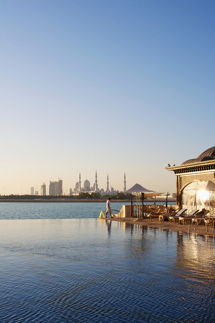 Vereinigte Arabische Emirate, Shangri-la Hotel; Abu Dhabi, Blick auf die Shaikh Zayed Bin Sultan Al Nahyan Moschee vom Infinity Pool