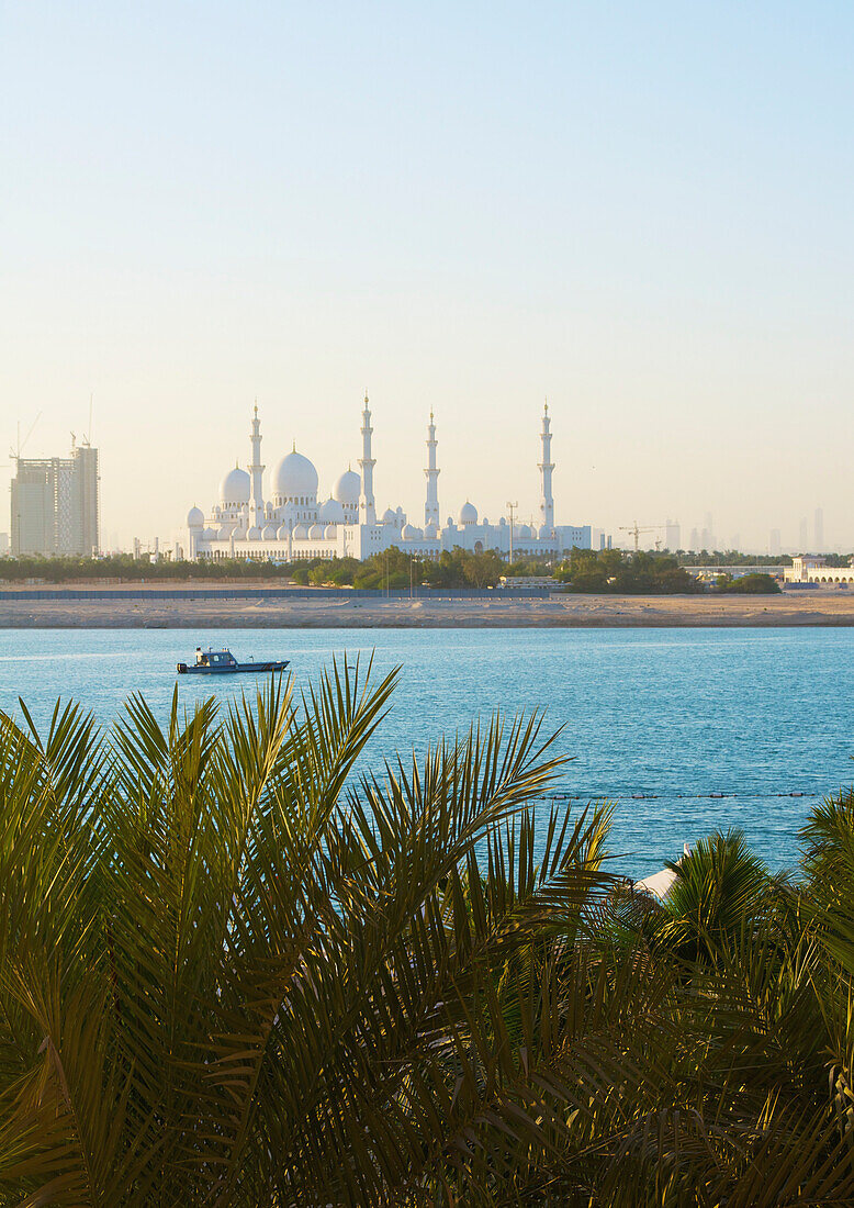 Vereinigte Arabische Emirate, Abu Dahbi, Blick auf die Shaikh Zayed Bin Sultan Al Nahyan Moschee vom Shangri-la Hotel aus