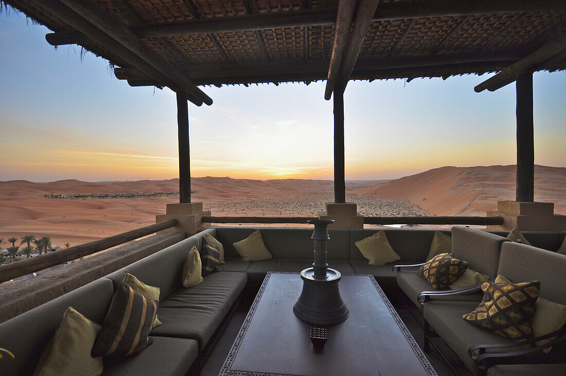 Vereinigte Arabische Emirate, Abu Dahbi, Leeres Viertel, Liwa-Wüstendüne, Qasr al Sarab, Sonnenuntergang auf Terrasse