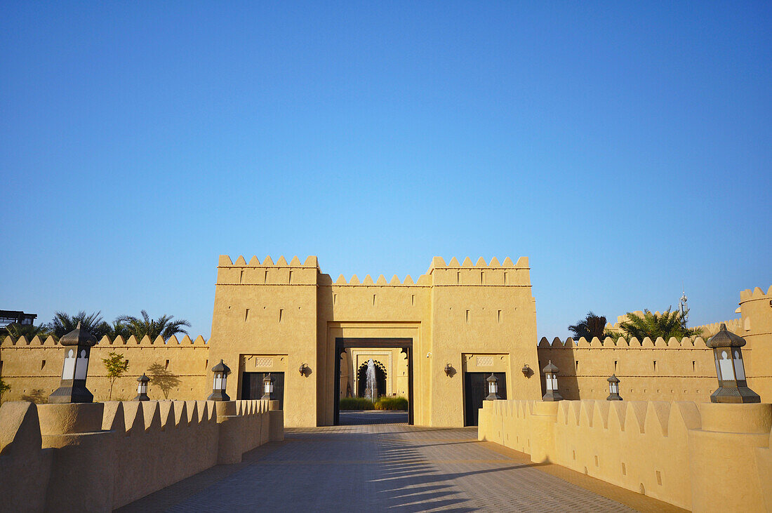 Vereinigte Arabische Emirate, Abu Dahbi, Liwa-Wüste, Qasr al Sarab Hotel Eingangsbrücke