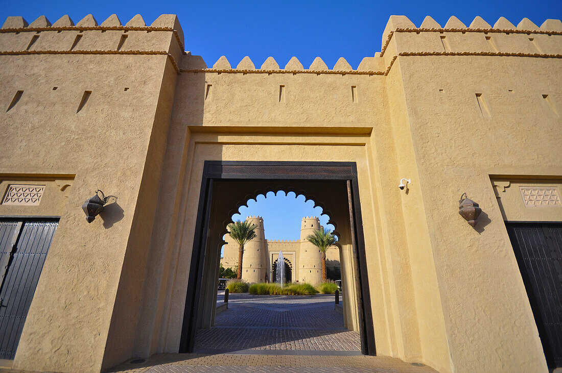 Vereinigte Arabische Emirate, Abu Dahbi, Liwa-Wüste, Qasr al Sarab Hoteleingangsbrücke