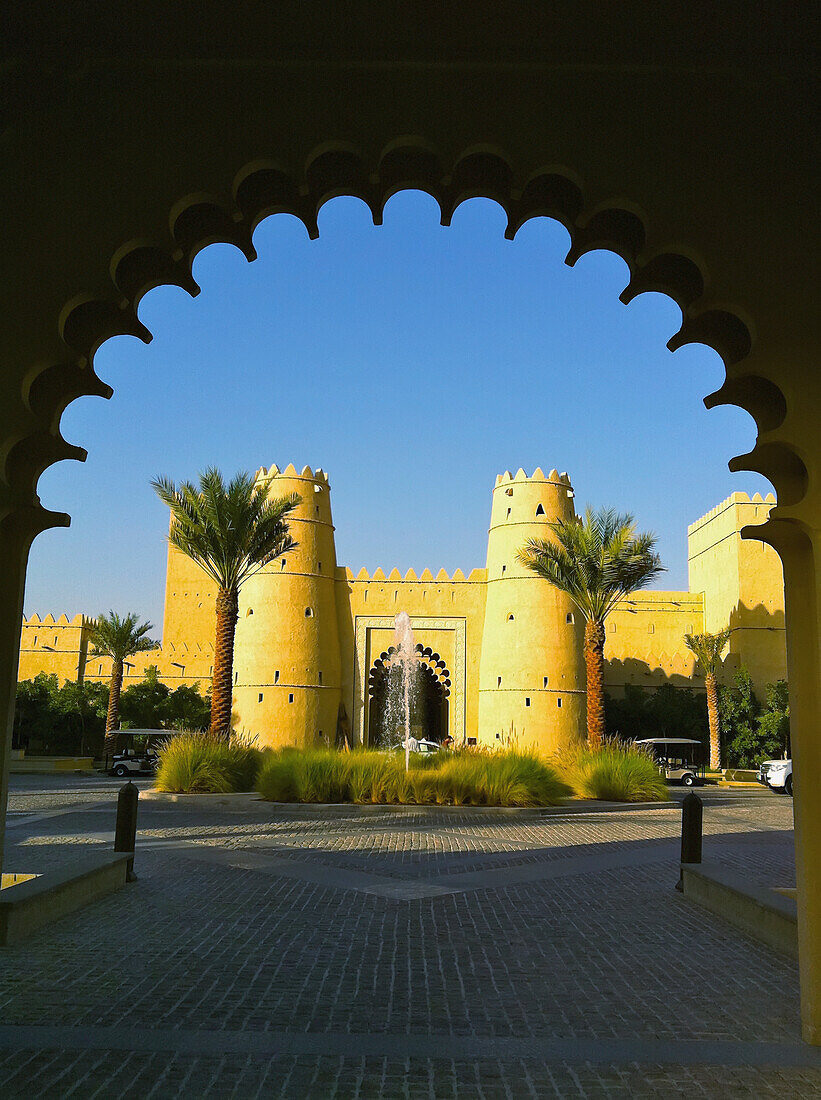 United Arab Emirates, Abu Dahbi, Liwa desert, Qasr al Sarab hotel fountain