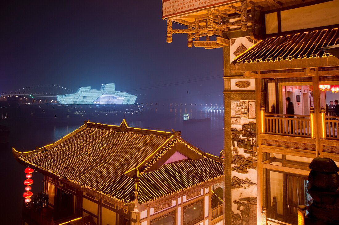 China, Sichuan, Neues Opernhaus Hongyadong bei Nacht; Chongqing