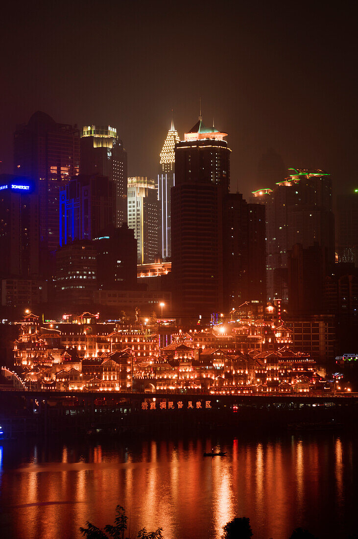 China, Sichuan, Skyline bei Nacht; Chongqing