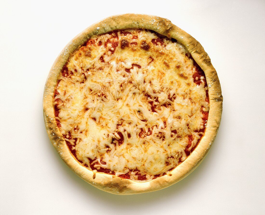 Eine Tomaten-Käse-Pizza (Pizza Margherita)