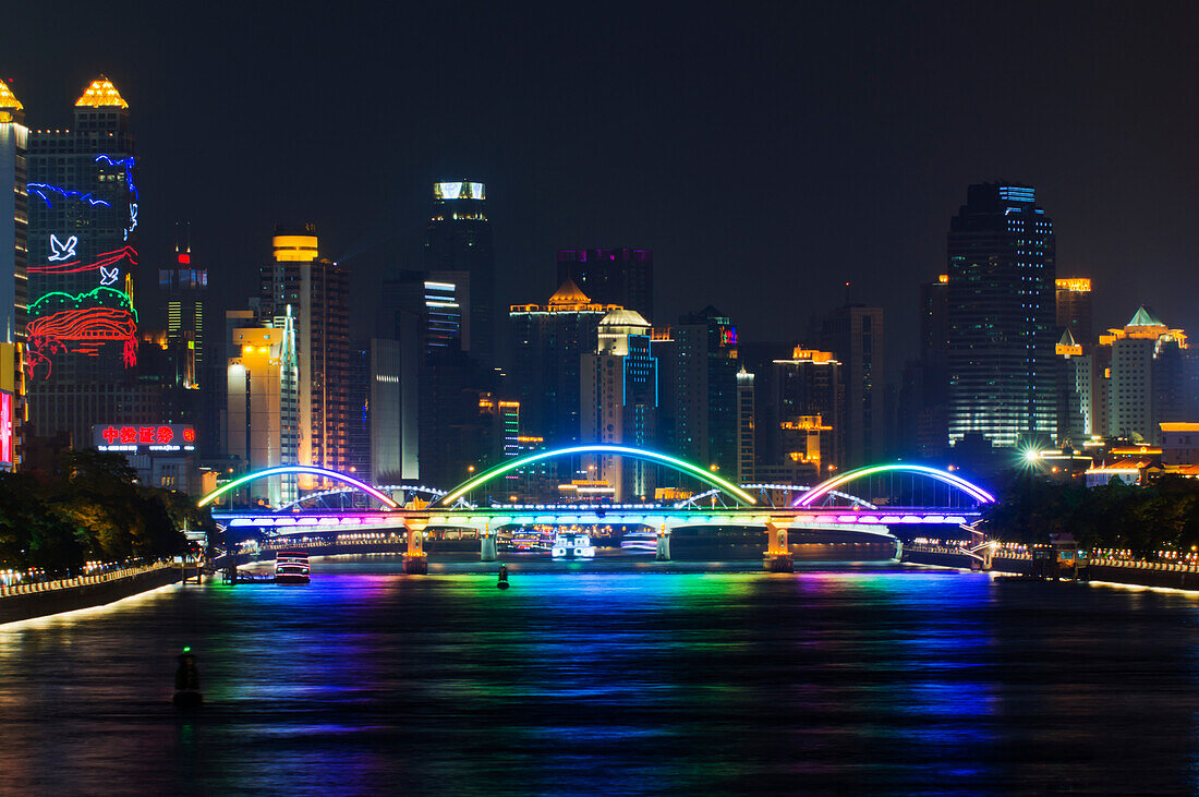 China, Guangdong, Uferpromenade in der Abenddämmerung; Guangzhou