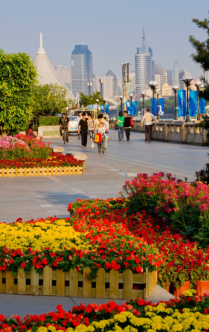 China, Guangdong, riverfront gardens; Guangzhou