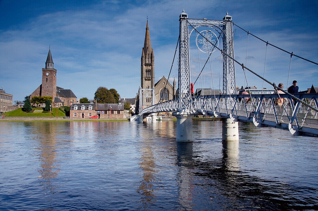 Vereinigtes Königreich, Schottland, Blick auf Brücke und Stadtsilhouette