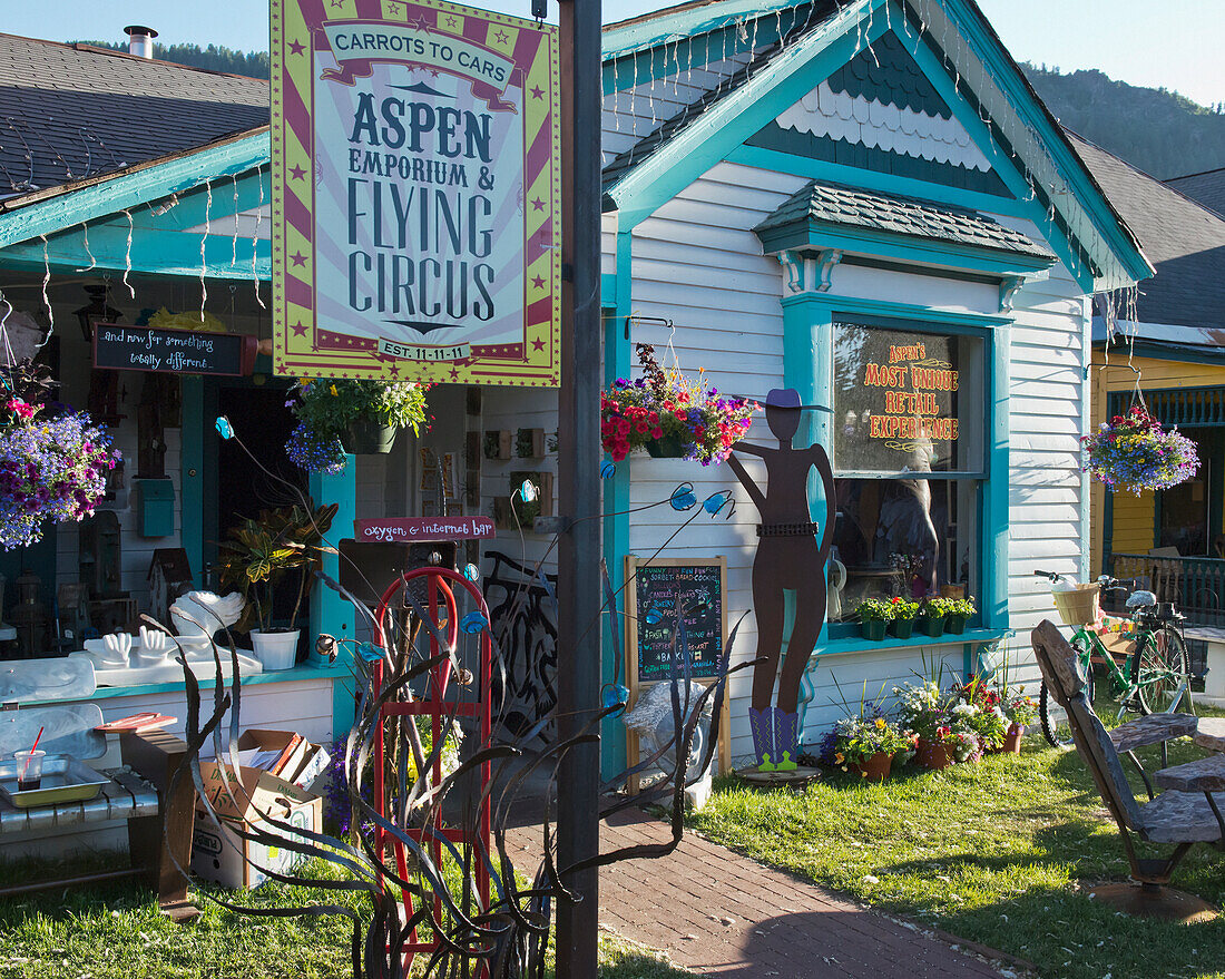 USA, Downtown shopping district of Aspen; Colorado