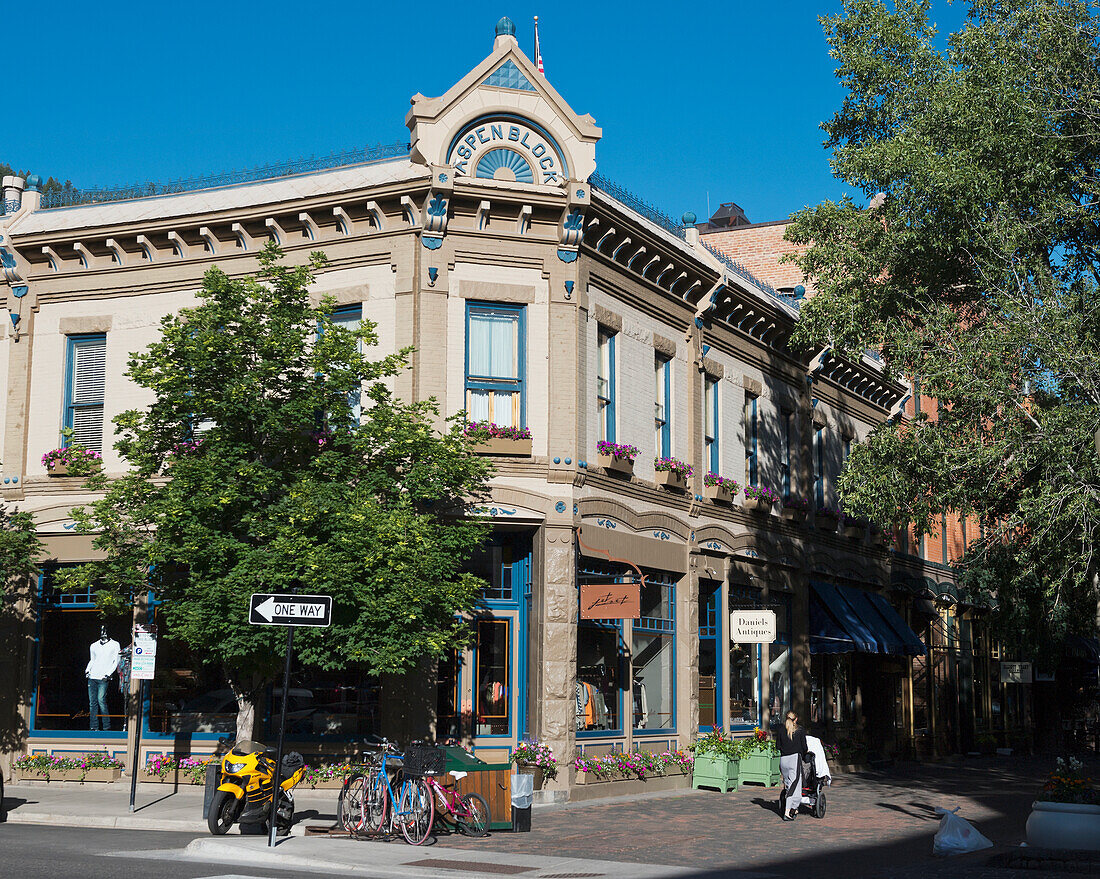 USA, Downtown shopping district of Aspen; Colorado