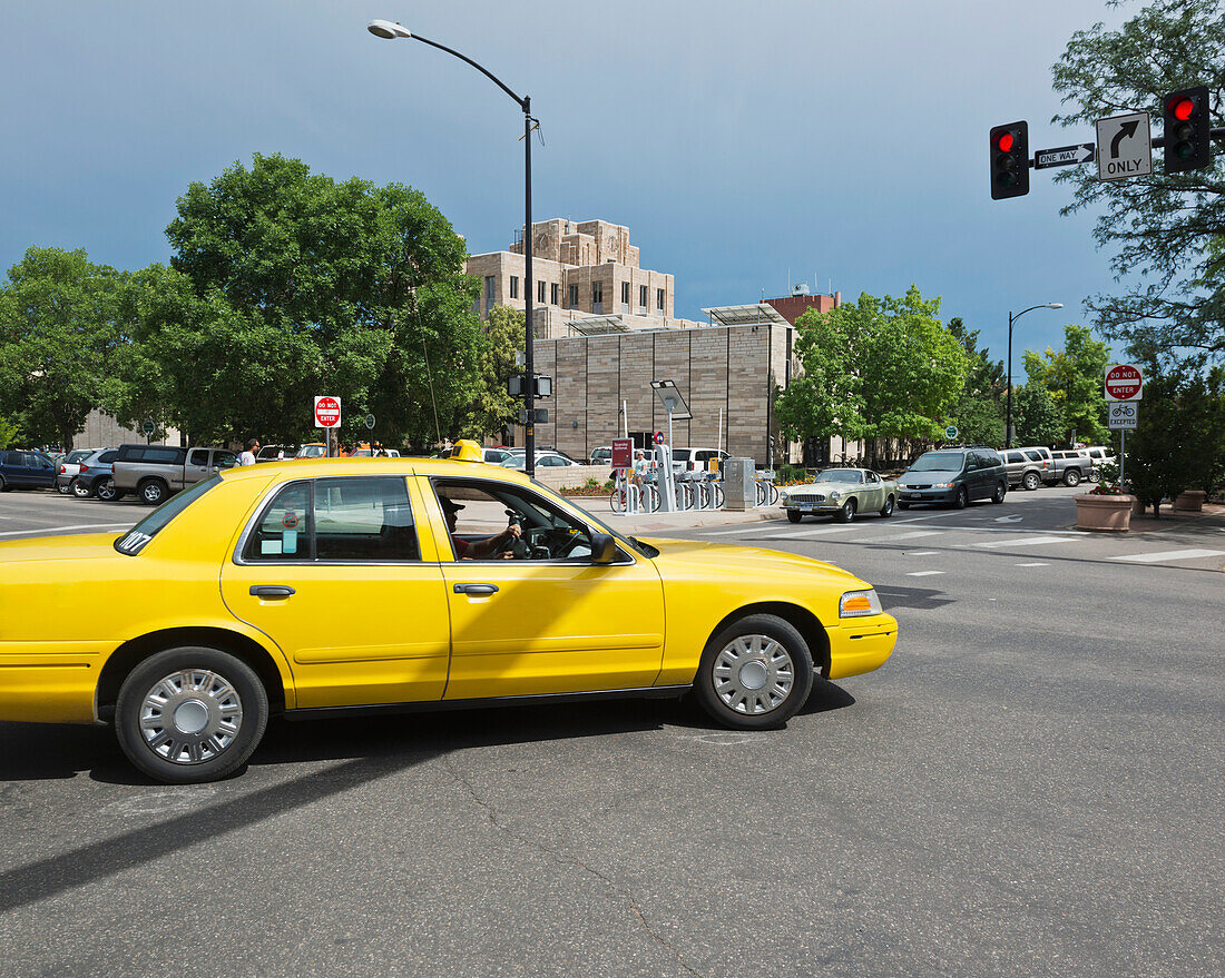 USA, Colorado, Gelbes Taxi vor dem Courthouse im Art-Déco-Stil in der Innenstadt von Boulder; Boulder