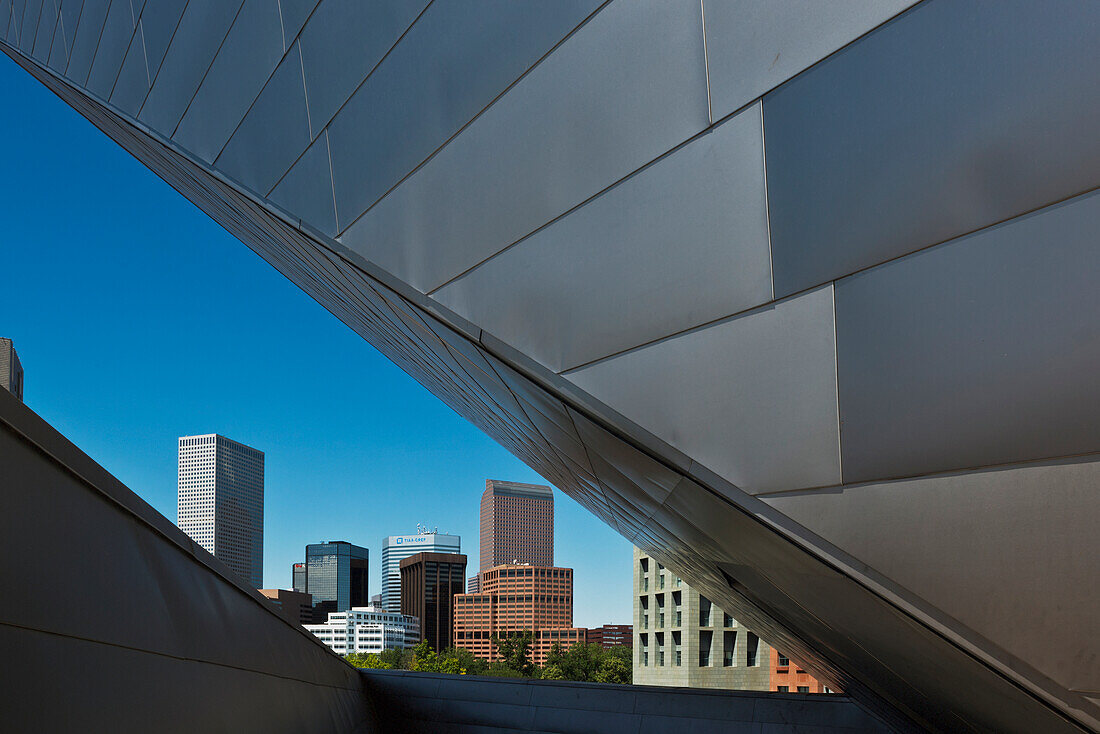 USA, Colorado, Skyline der Innenstadt vom Denver Art Museum aus gesehen; Denver, Civic Center
