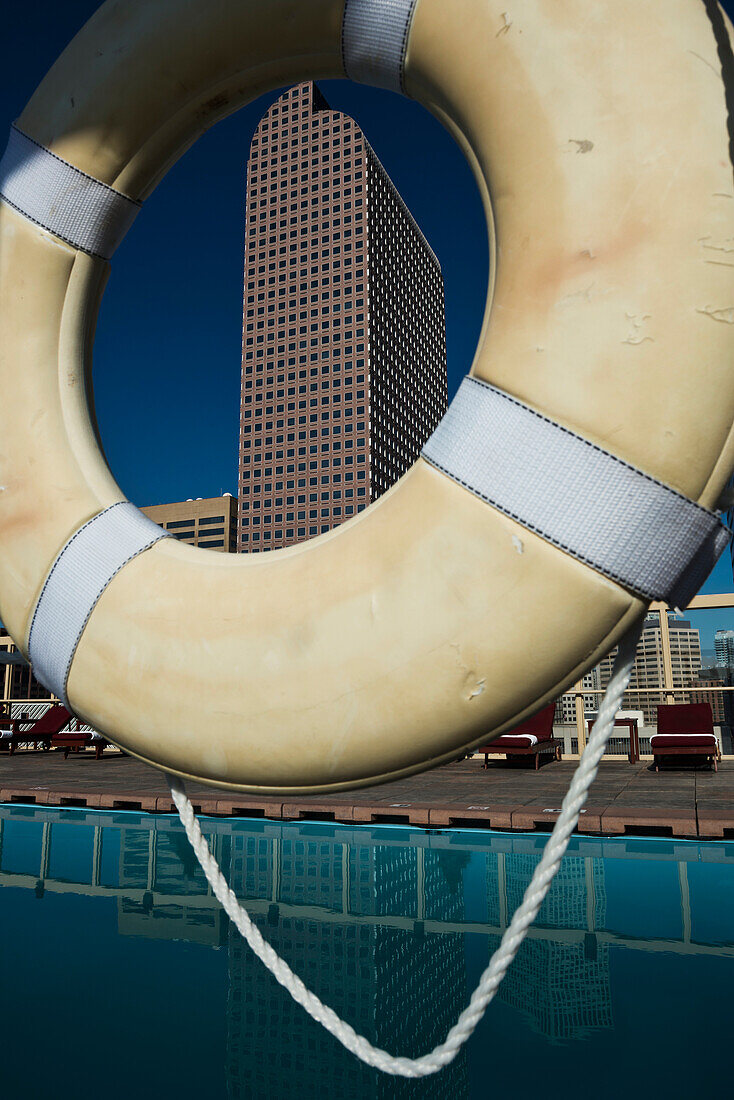 USA, Colorado, Skyline der Innenstadt von Denver vom Dachpool des Warwick Hotels aus gesehen; Denver