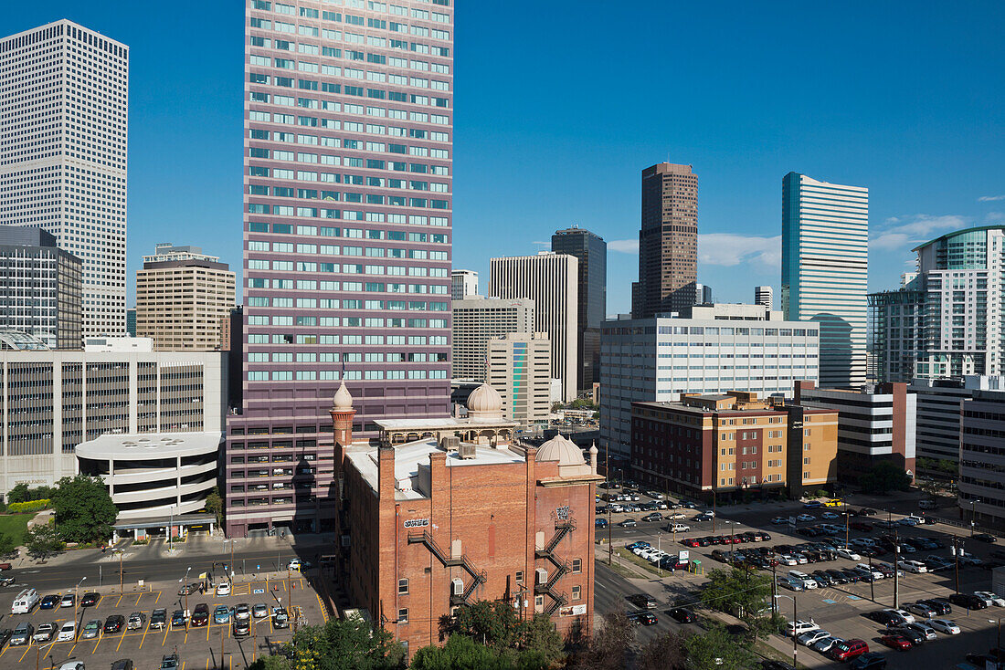 USA, Colorado, Skyline von Downtown Denver vom Dachpool des Warwick Hotels aus gesehen; Denver