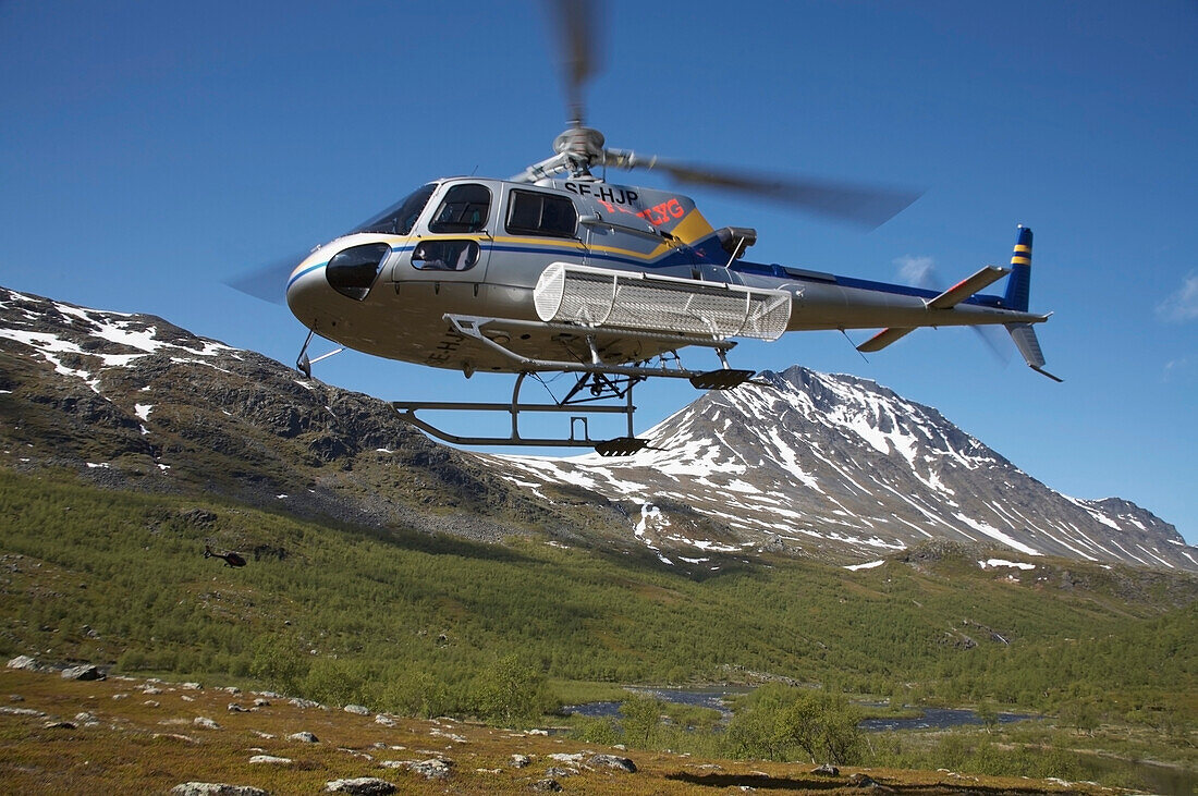 Schweden, Helikoptertransfer zum Fliegenfischen in den Stora Sjofallet Nationalpark; Lappland