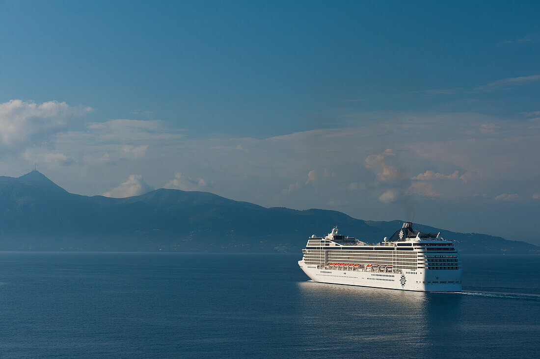 Griechenland, Großes Kreuzfahrtschiff; Korfu