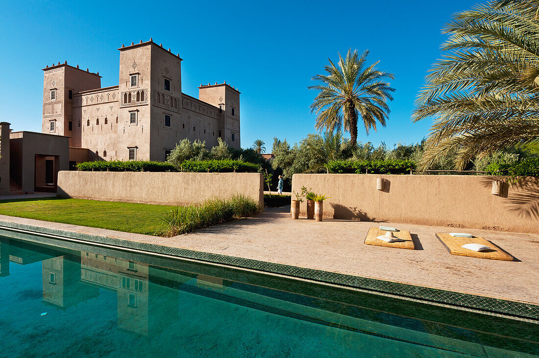 Marokko, Schwimmbad und Hauptkasbah des Dar Ahlam Hotels; Skoura