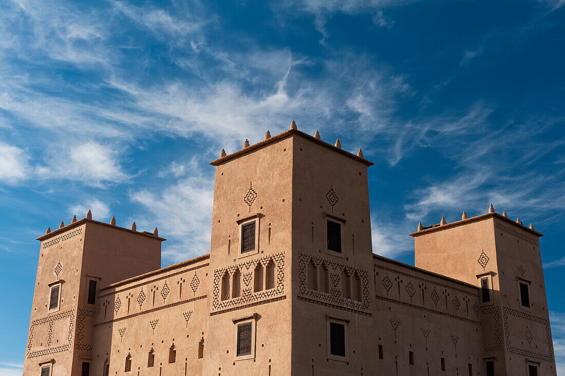 Marokko, Hauptkasbah des Dar Ahlam Hotels mit Zirruswolken dahinter; Skoura