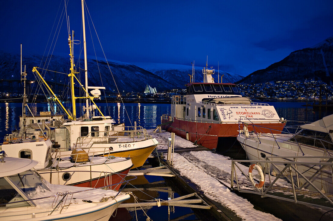 Hafen von Tromso bei Nacht; Tromso, Norwegen