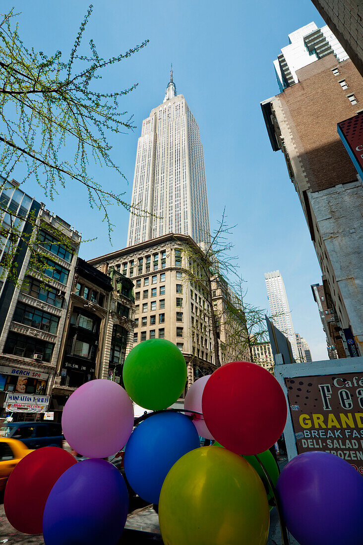 Bunte Luftballons vor dem Empire State Building, Manhattan, New York, USA
