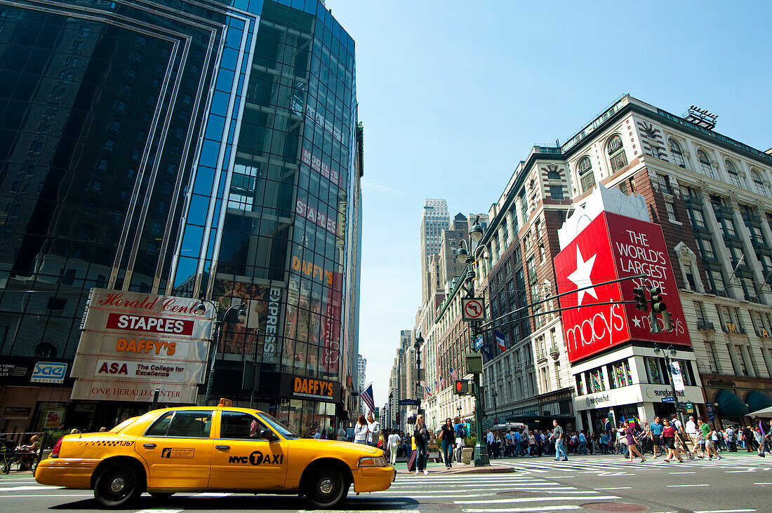 Ny Taxis fahren an Macy's, dem größten Kaufhaus der Welt, vorbei, Manhattan, New York, USA