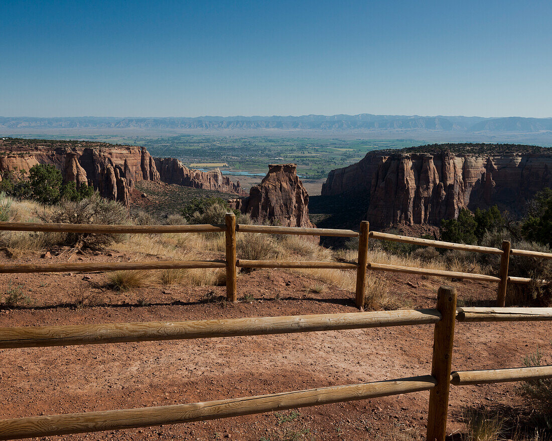 USA, Colorado, Herrliche Ausblicke auf steile Felsschluchten und Monolithen aus rotem Sandstein; Colorado National Monument