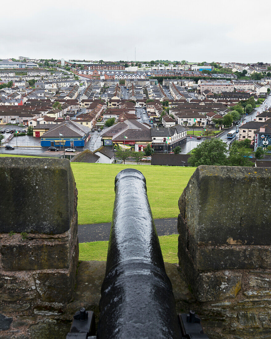 United Kingdom, Northern Ireland, County Londonderry, Double Bastion on City Walls overlooking Bogside; Derry, Cannon used against siege of 1689
