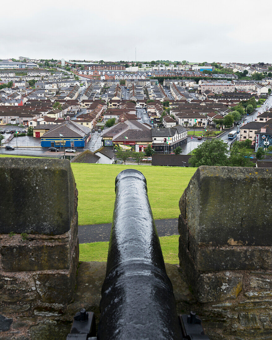 Vereinigtes Königreich, Nordirland, County Londonderry, Double Bastion on City Walls overlooking Bogside; Derry, Kanone bei der Belagerung von 1689 eingesetzt