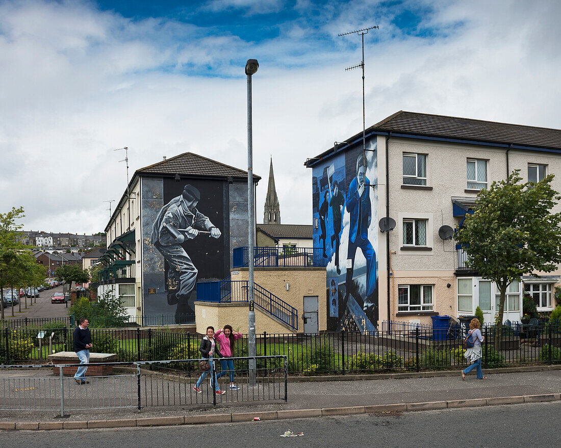 United Kingdom, Northern Ireland, County Londonderry, Murals on houses in remembrance of Bloody Sunday; Free Derry