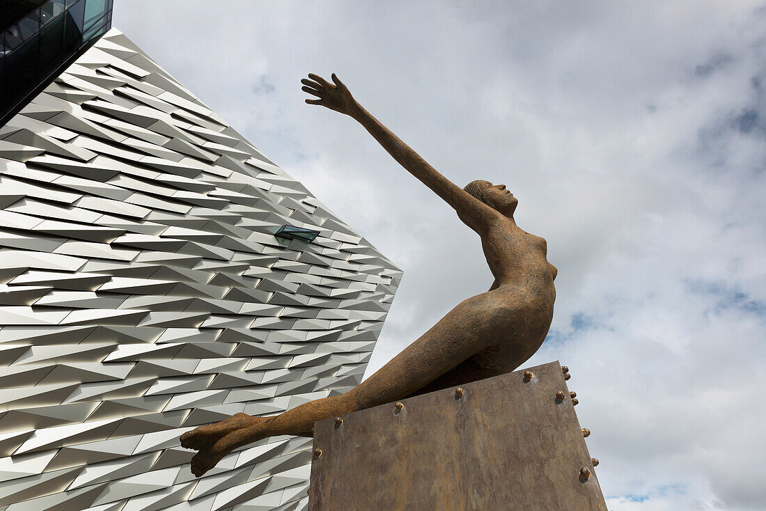 Vereinigtes Königreich, Nordirland, Skulptur nahe Titanic Exhibition Centre; Belfast