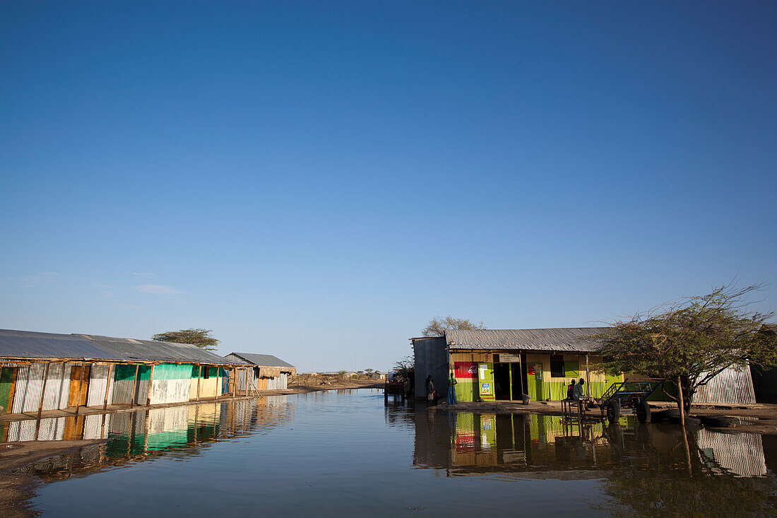 Kenia, Blick auf ein Dorf mit überfluteter Straße; Turkana