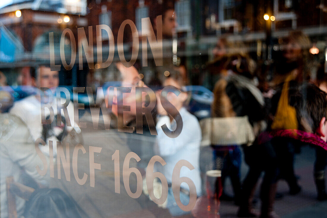 Spiegelungen im Fensterglas von Spitalfields Market und Menschen, Spitalfields, East London, London, UK
