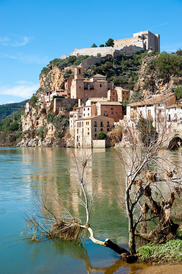 Ansichten von Miravet, Ebro-Fluss und Schloss, Miravet, Tarragona, Spanien