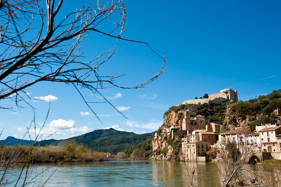 Ansichten von Miravet, Ebro und Schloss, Miravet, Tarragona, Spanien