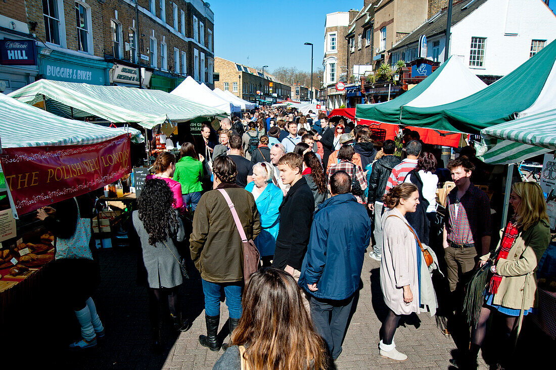 Menschen hängen auf dem Broadway Market in Shoreditch, East London, London, Großbritannien herum