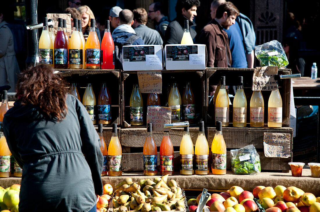 Menschen hängen auf dem Broadway Market in Shoreditch, East London, London, Großbritannien herum