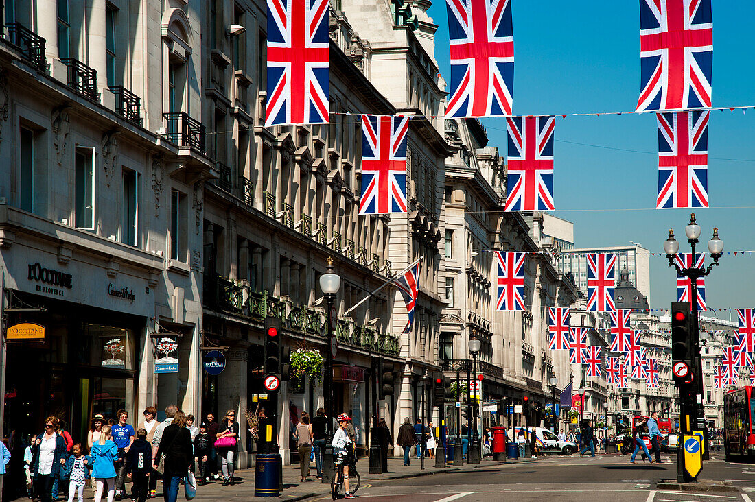 Union Jacks beim Schmücken der Regent Street im Zentrum von London, London, UK