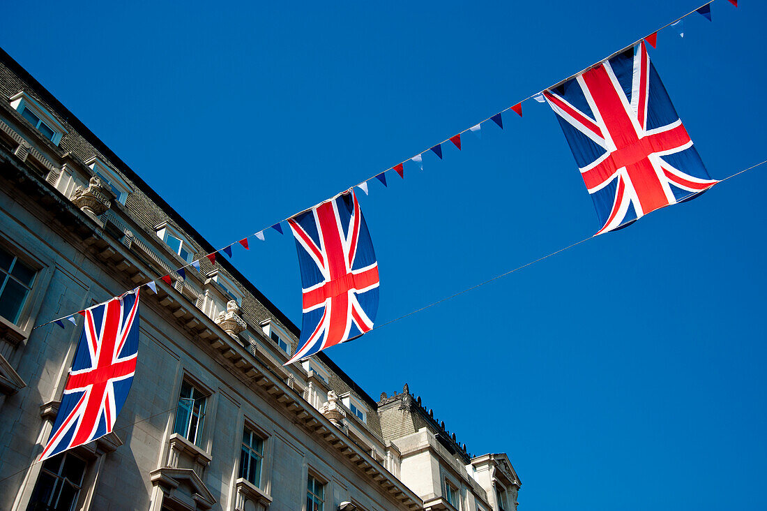 Union Jacks beim Schmücken der Regent Street im Zentrum von London, London, UK