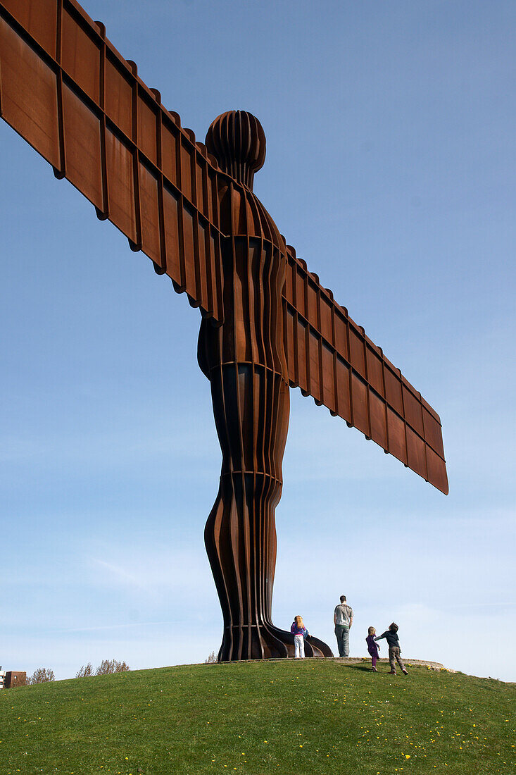 Angel Of The North, eine monumentale zeitgenössische Stahlskulptur des Künstlers Anthony Gormley; Gateshead, Tyne And Wear, England