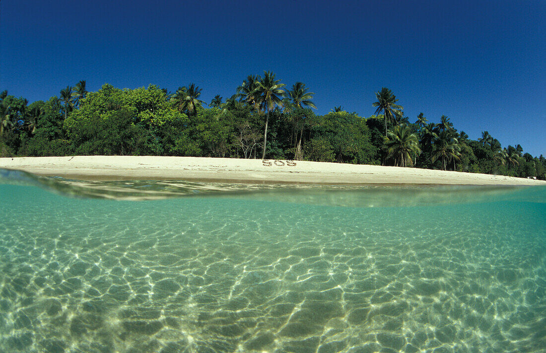 Idyllischer Strand vom Meer aus gesehen