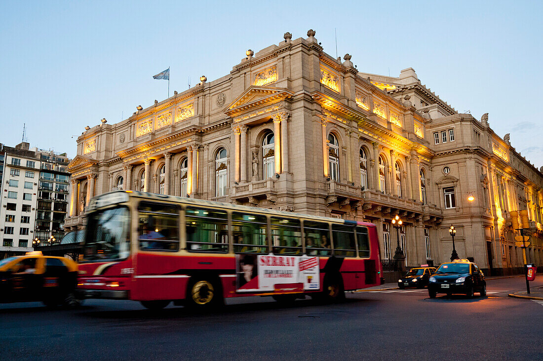 Bus fährt vor dem Teatro Colon vorbei, Buenos Aires, Argentinien