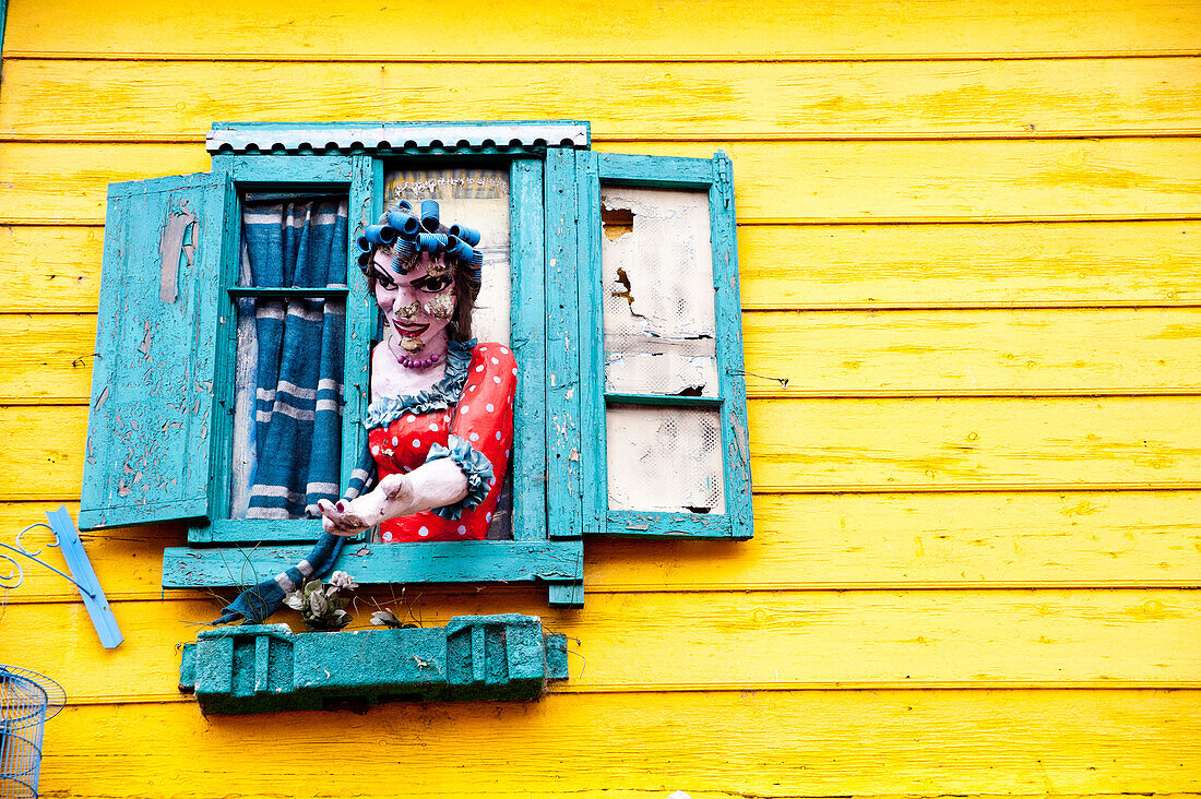 Figur in einem Fenster in Caminito, La Boca, Buenos Aires, Argentinien