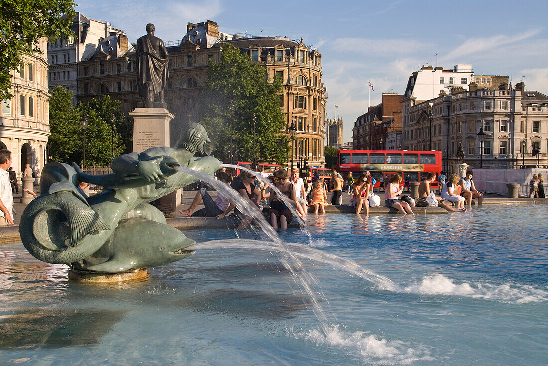 Europa, Vereinigtes Königreich, England, London 2007 Trafalgar Square-Brunnen