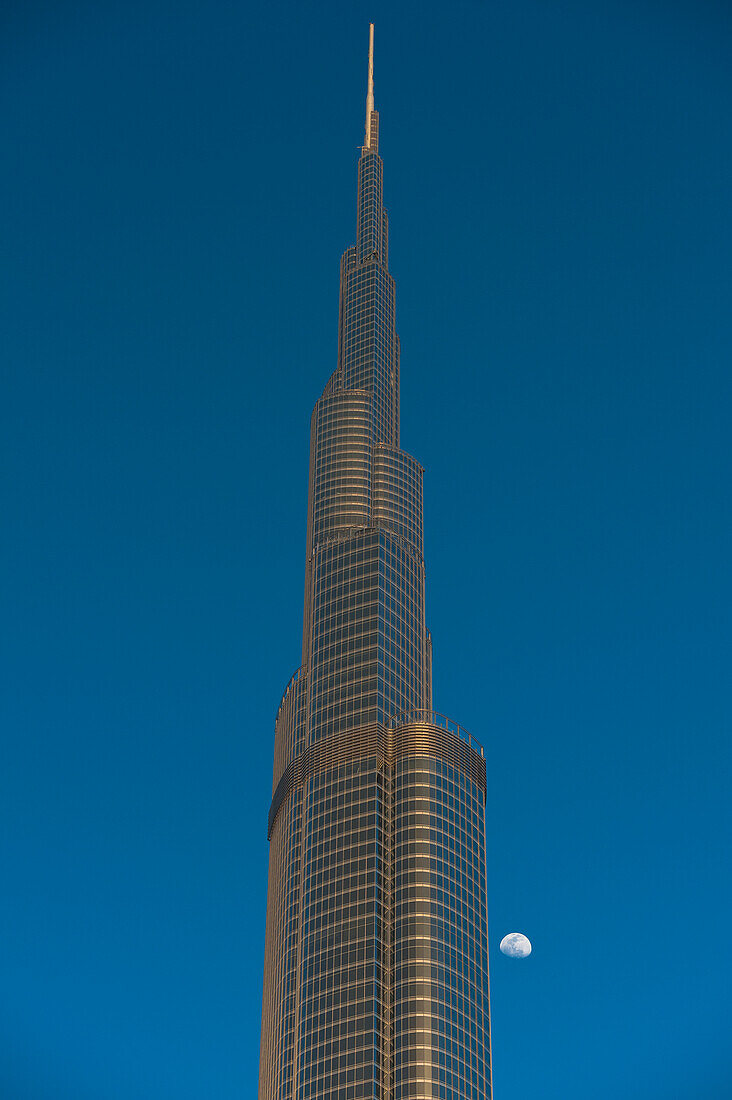 Dubai, Uaedetail des Burj Khalifa mit dahinter aufsteigendem Mond