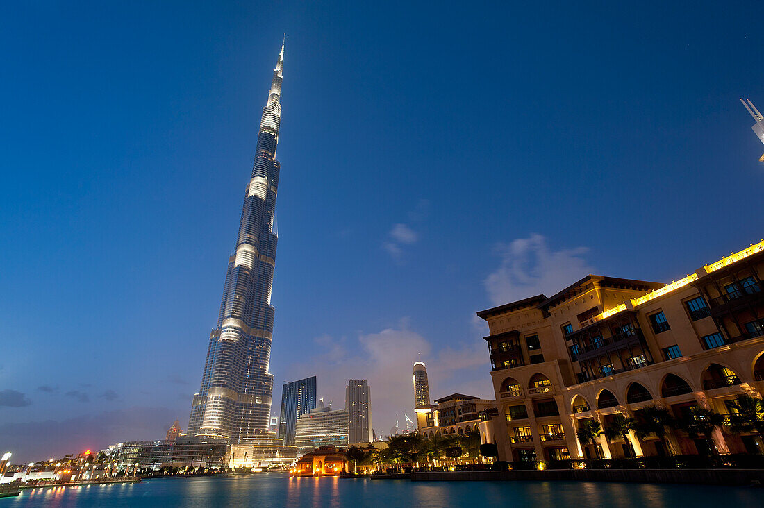 Dubai, Uaethe Burj Khalifa Bei Abenddämmerung