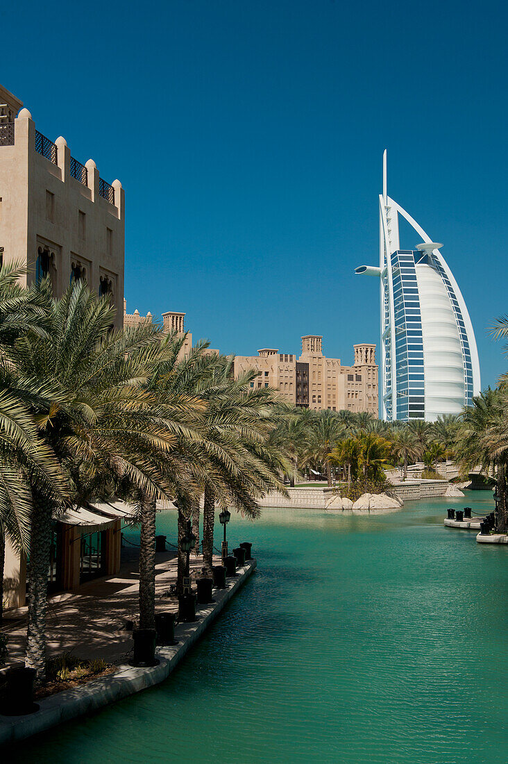 VAE, Madinat Jumeirah Hotel mit dem Burj Al Arab Hotel dahinter; Dubai