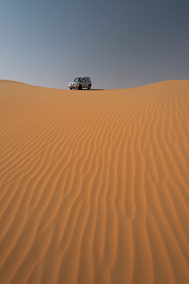 UAE, Abu Dhabi, Geländewagen beim Durchfahren von Sanddünen; Liwa