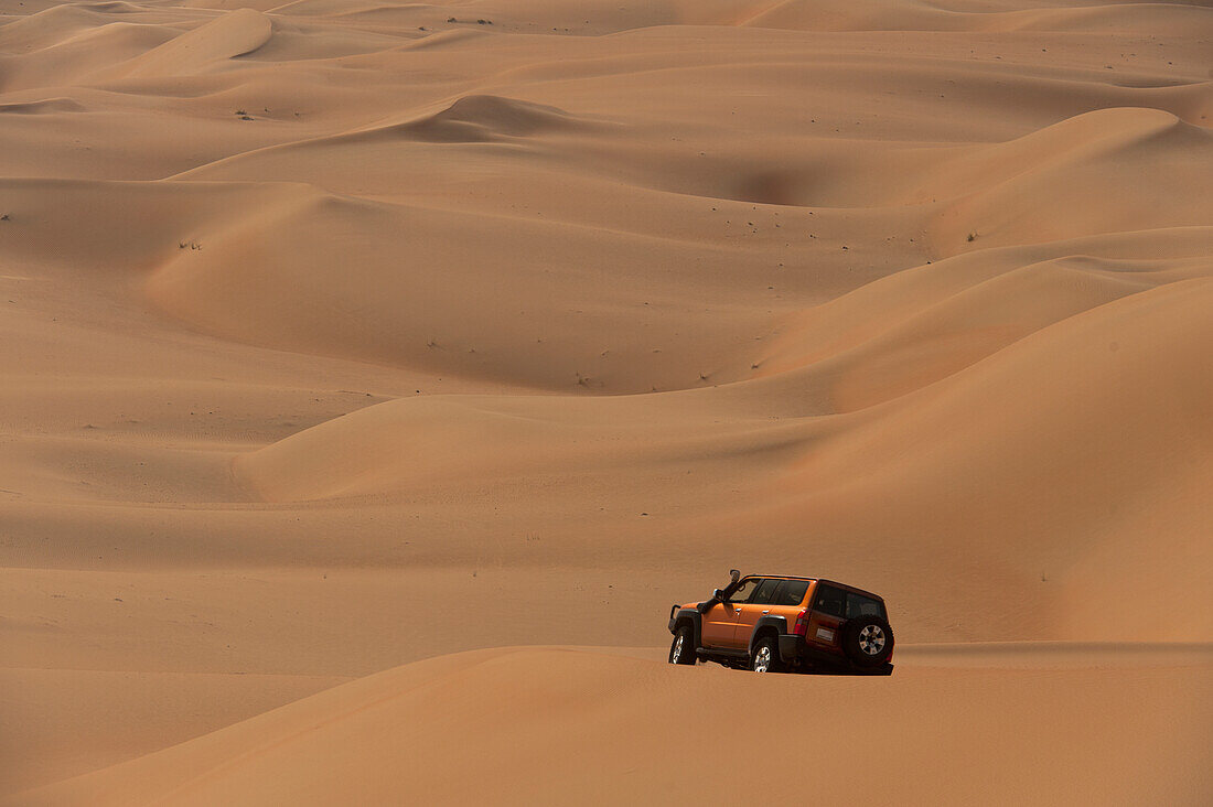 VAE, Abu Dhabi, Geländewagen beim Durchfahren von Sanddünen; Liwa